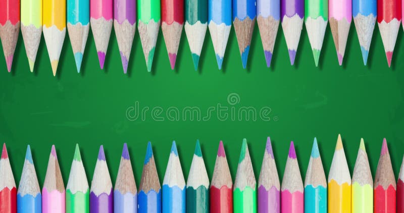 Animation des crayons colorés sur le fond vert illustration de vecteur