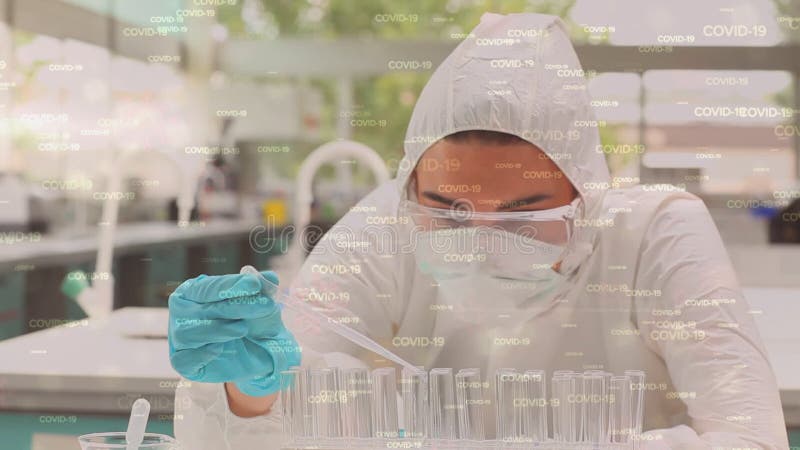 Animation des mots et des covid19 macro icônes de cellules covid19 nous flottant au-dessus du scientifique mâle caucasien banque de vidéos
