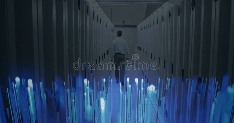 Animation des pistes lumineuses bleues sur la vue arrière de l'ingénieur mâle marchant dans la salle du serveur banque de vidéos
