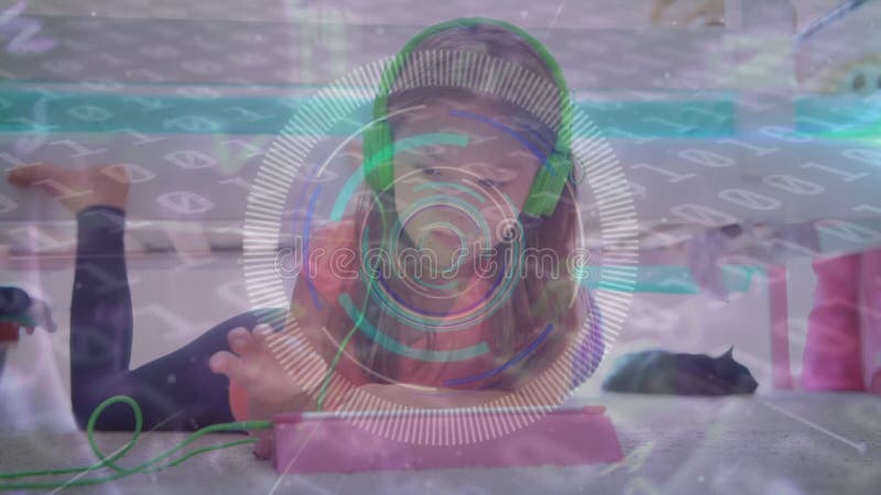Animation du codage binaire sur la fille à l'aide d'une tablette illustration libre de droits