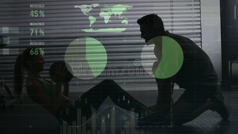 Animation du traitement de données contre un entraîneur masculin motivant une femme en forme à faire de l'exercice au gymnase illustration libre de droits