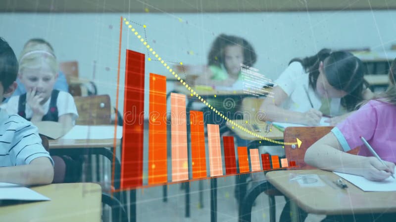 Animation du traitement des données et diagramme sur divers enfants de l'école apprenant en classe banque de vidéos