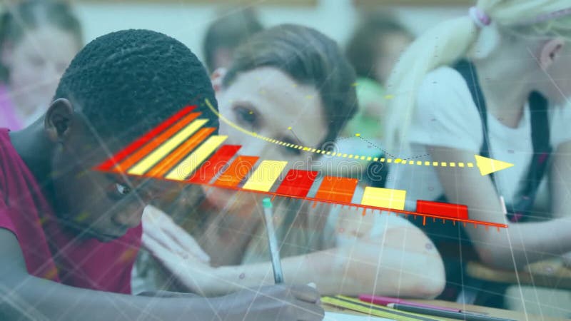 Animation du traitement des données et diagramme sur divers enfants de l'école apprenant en classe banque de vidéos
