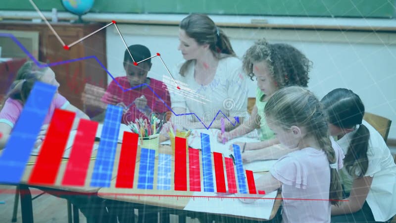 Animation du traitement des données et diagramme sur divers enfants de l'école apprenant en classe clips vidéos