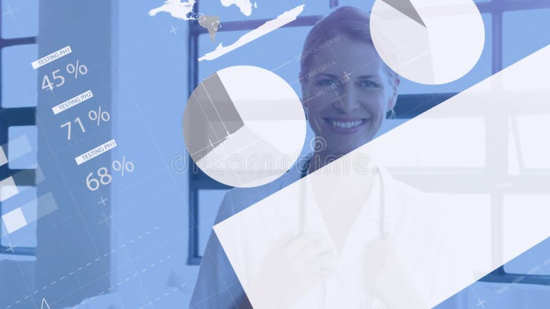 Animation du traitement des données et des diagrammes sur une femme d'affaires caucasienne heureuse au bureau banque de vidéos