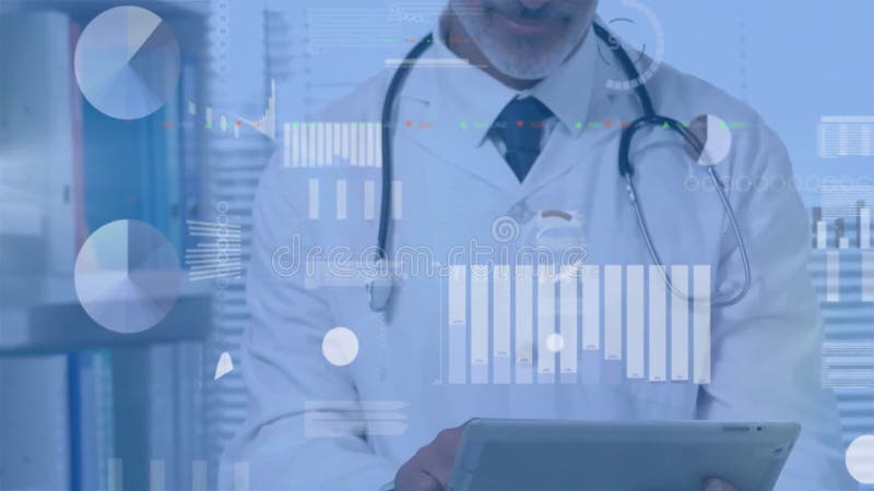 Animation du traitement des données sur le médecin mâle caucasien utilisant la tablette banque de vidéos