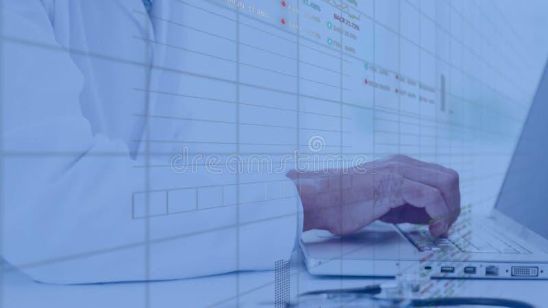 Animation du traitement des données sur le médecin mâle caucasien utilisant un ordinateur portable banque de vidéos