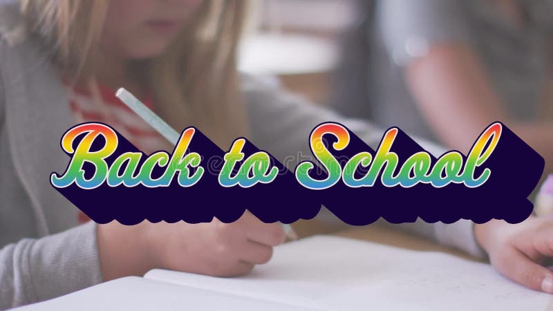 Animation von den Worten willkommen zurück zur Schule über das Mädchen, das im wiriting Klassenräume sitzt stock video footage