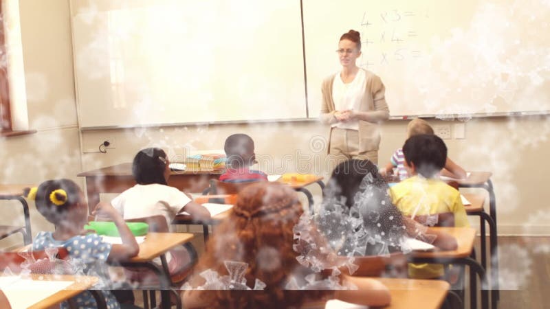 Animation von makro covid 19 Zellen über Schulkinder im Klassenzimmer lizenzfreie abbildung