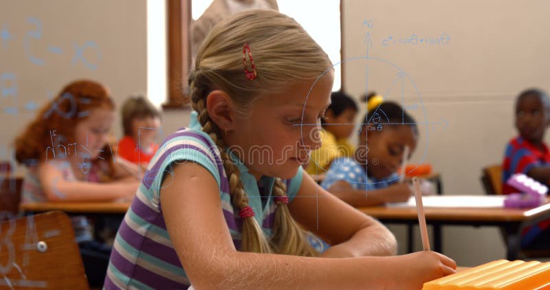 Animation von Mathematik-Formeln über das Lernen von kaukasischen Mädchen in der Schule stock video