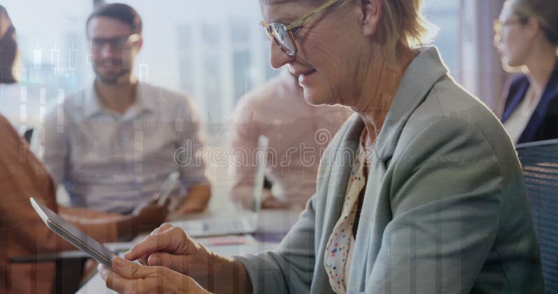 Animazione dell'elaborazione di dati finanziari su diversi gruppi di persone del settore video d archivio