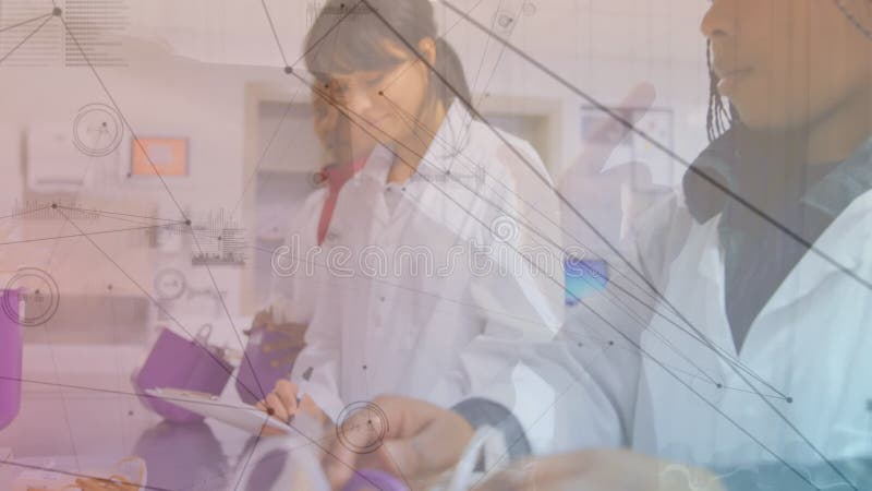 Animazione di una rete di connessioni con gruppi di scienziati diversi che lavorano in laboratorio video d archivio