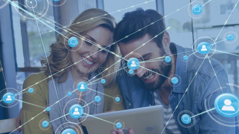 Animazione di una rete di connessioni con icone della gente su diverse persone al bar archivi video