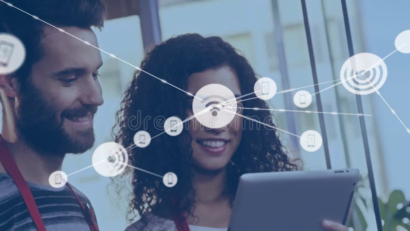 Animazione di una rete di connessioni con icone wifi su diverse persone al bar video d archivio