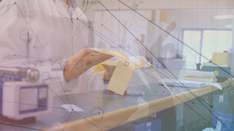 Animazione di una rete di connessioni con l'elaborazione di dati su una scienziata biraciale in laboratorio stock footage