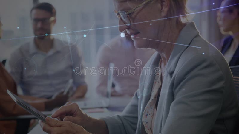 Animazione di una rete di connessioni tra persone diverse tramite tablet stock footage
