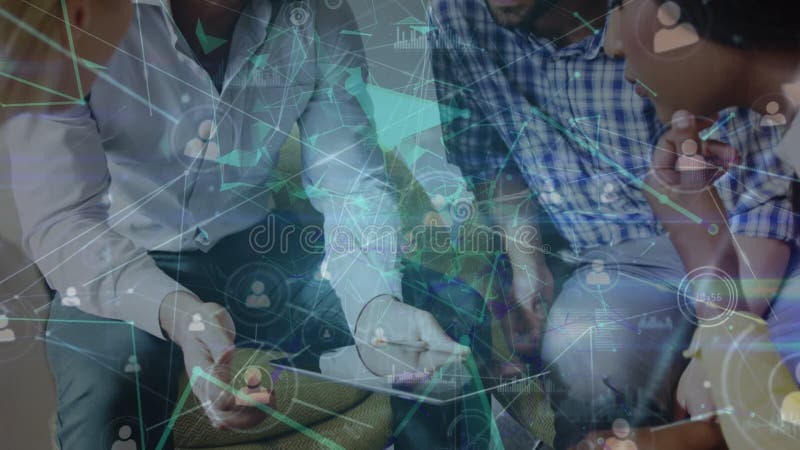 Animazione di una rete di icone di profilo su un gruppo di colleghi di ufficio che discutono in ufficio stock footage