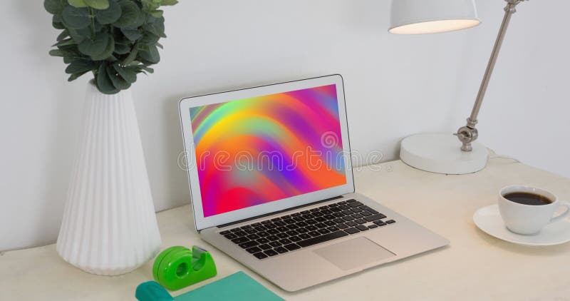Animering av bärbar dator med färgstarka rörliga former på skärmen på skrivbordet
