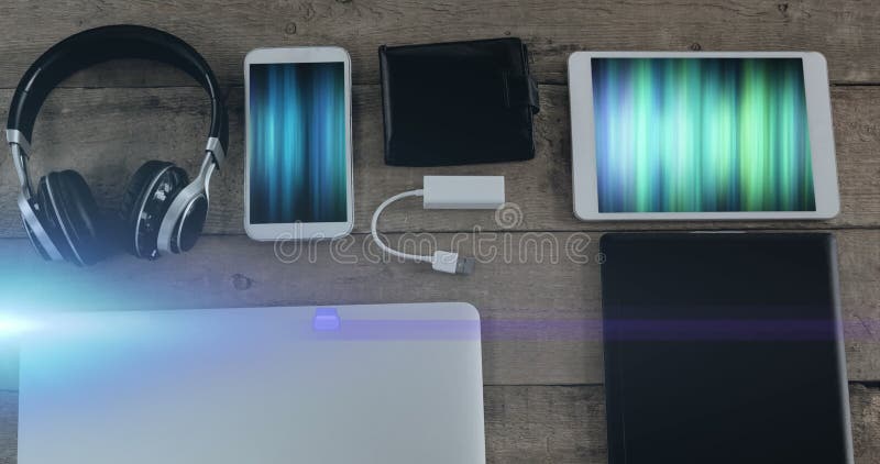 Animering av ljusspår över tekniska enheter med färgstarka rörliga former på skärmen på skrivbordet
