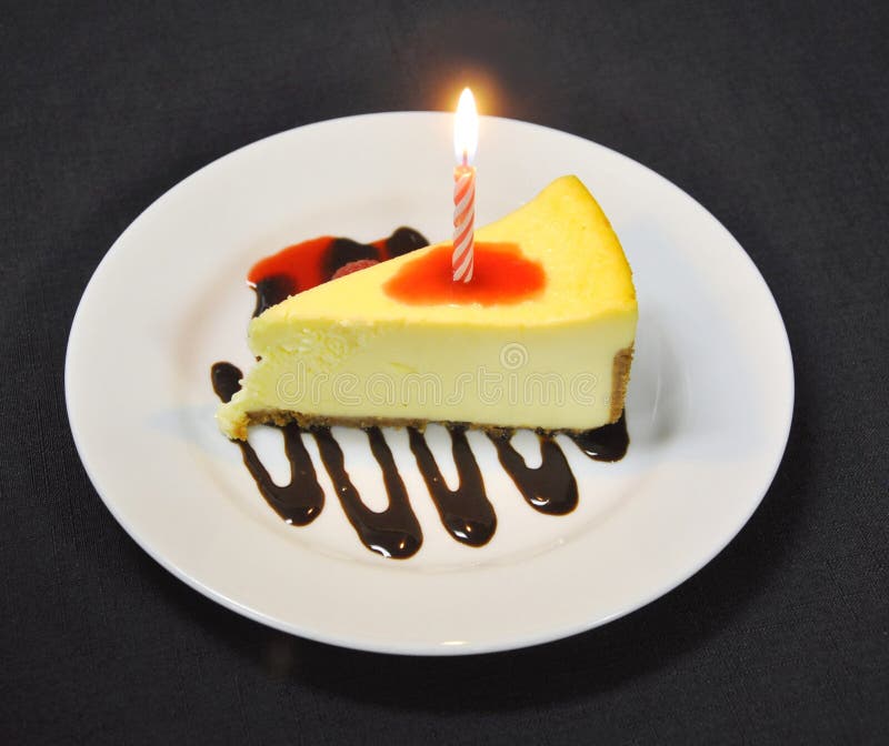 Foto de Bolo De Aniversário De Chocolate Quadrado Pequeno Simples Com Cinco  Velas Coloridas e mais fotos de stock de Acessível - iStock