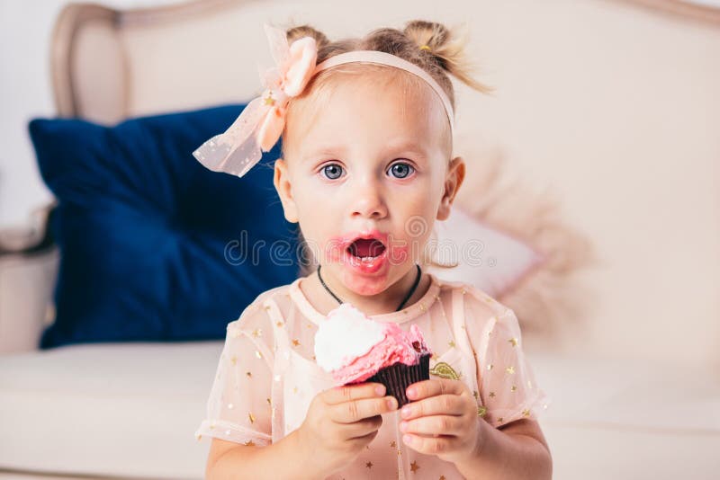 1,917 Fotos de Stock de Bolo De Aniversário Cor De Rosa Com Uma Princesa -  Fotos de Stock Gratuitas e Sem Fidelização a partir da Dreamstime