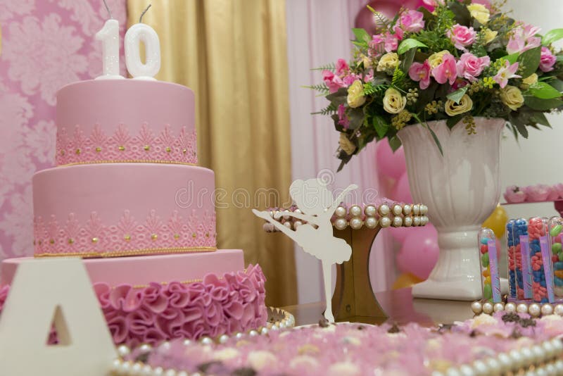 Bolo Bonito No Aniversário Da Menina Por 18 Anos Foto de Stock - Imagem de  flor, padaria: 136077638