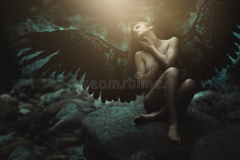 Anjo caído com asas pretas imagens de stock Anjo caído com asas pretas imagens de stock