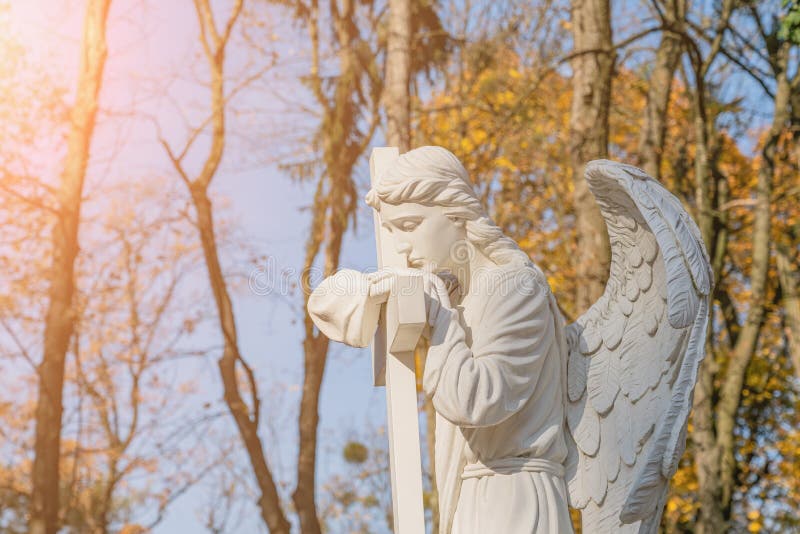 Anjo Da Morte Com Crianças Em Seus Braços Azrael, Azriel, Malak Al-maut,  Conceito De Morte Foto de Stock - Imagem de religioso, livro: 170906002