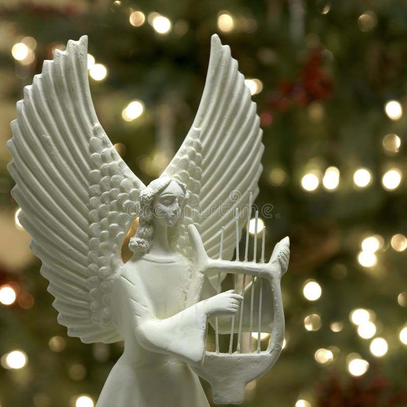 Anjo do Natal que joga a harpa