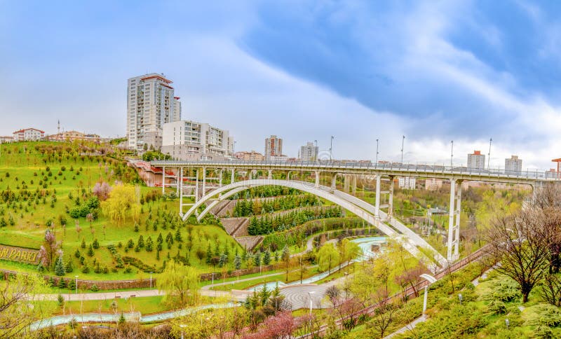 Ankara/Turquie - 13 avril 2019 : La vall?e de Dikmen Vadisi est un voisinage populaire dans la r?gion de Cankaya photo stock Ankara/Turquie - 13 avril 2019 : La vall?e de Dikmen Vadisi est un voisinage populaire dans la r?gion de Cankaya photo stock
