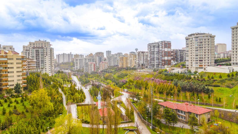 Ankara/Turquie - 13 avril 2019 : La vall?e de Dikmen Vadisi est un voisinage populaire dans la r?gion de Cankaya photos stock Ankara/Turquie - 13 avril 2019 : La vall?e de Dikmen Vadisi est un voisinage populaire dans la r?gion de Cankaya photos stock