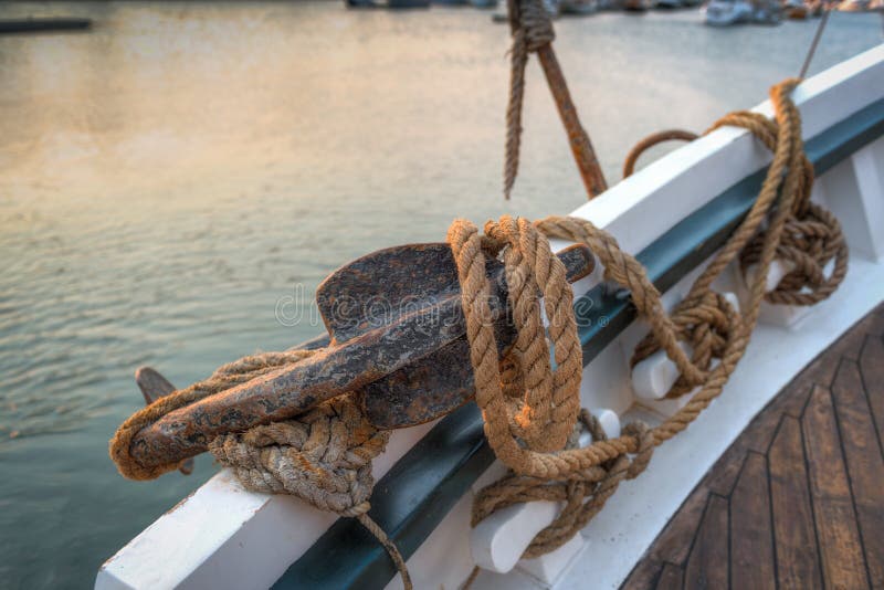 Anker und Seil des 101 Jährig-Segelboots