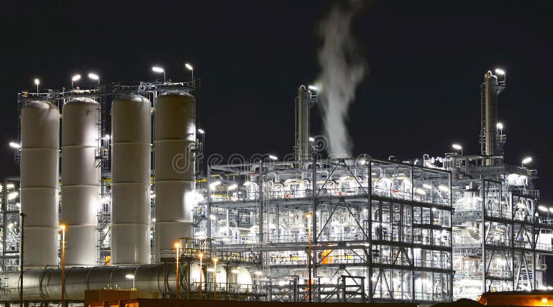Anlage der chemischen Industrie nachts - Gebäude einer Fabrik für