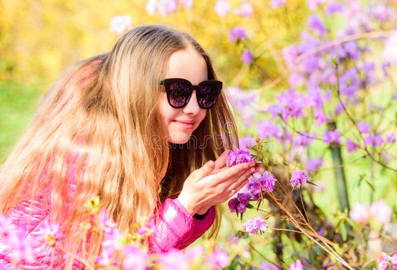 Anlagen gewachsen f?r Anzeige auf ?ffentlichkeit Angenehmer entspannender Weg im Garten Ruhiger Umweltgarten Mädchenweg herein stockfotografie Anlagen gewachsen f?r Anzeige auf ?ffentlichkeit Angenehmer entspannender Weg im Garten Ruhiger Umweltgarten Mädchenweg herein stockfotografie