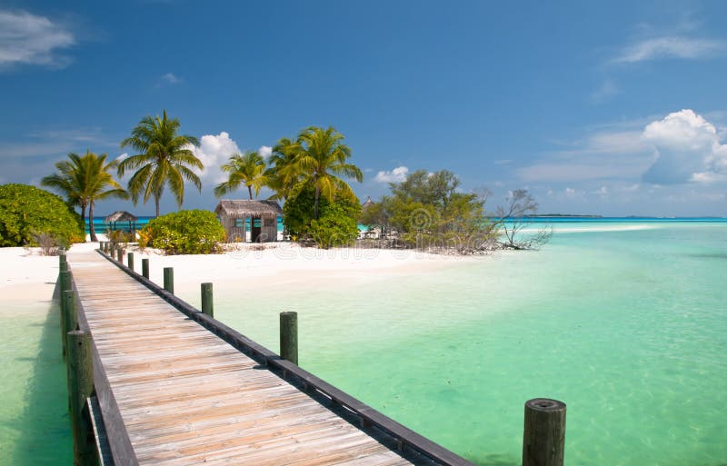 Anlegestelle zu einem tropischen Strand lizenzfreie stockfotografie Anlegestelle zu einem tropischen Strand lizenzfreie stockfotografie