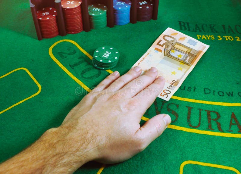 Anmerkung des Euros 50, die gegen Spielchips auf einer grünen Filz Blackjacktabelle am Kasino ausgetauscht wird lizenzfreies stockfoto Anmerkung des Euros 50, die gegen Spielchips auf einer grünen Filz Blackjacktabelle am Kasino ausgetauscht wird lizenzfreies stockfoto