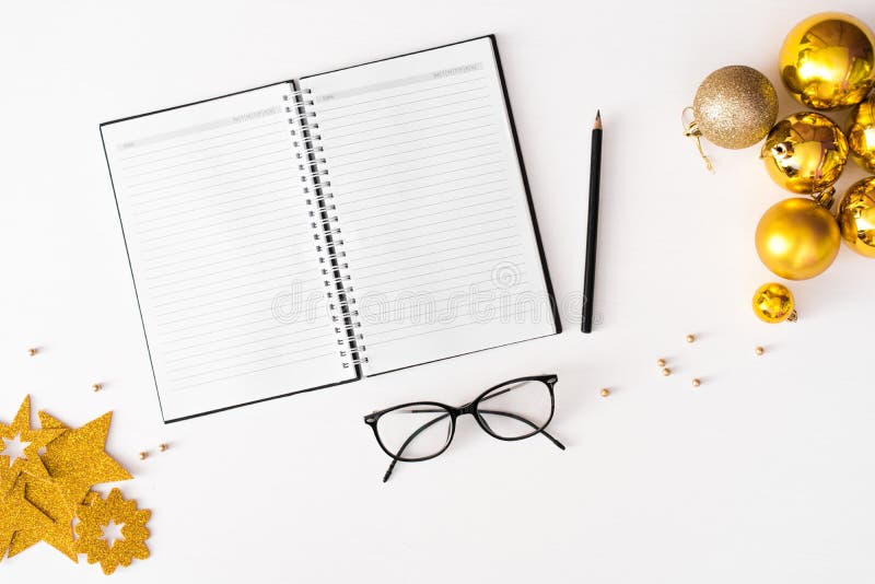 Anmerkungen, zum des Liste Weihnachtszusammensetzungshintergrundes zu tun tapezieren Sie, Dekorationsbälle, auf weißem Hintergrun stockfoto Anmerkungen, zum des Liste Weihnachtszusammensetzungshintergrundes zu tun tapezieren Sie, Dekorationsbälle, auf weißem Hintergrun stockfoto