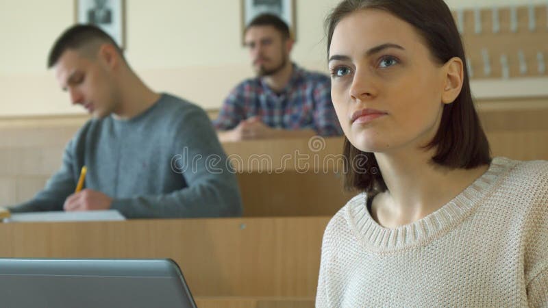 Anmärkningar för kvinnlig student på bärbara datorn arkivbilder Anmärkningar för kvinnlig student på bärbara datorn arkivbilder