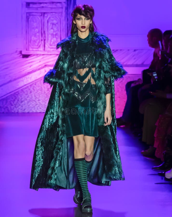 Anna sui 2020 fall vinterbanshow i nya ork City. New York New York feb 10 2020 : Yasmin wijnaldum går på banan vid anna sui faller vinter 2020 modeshow