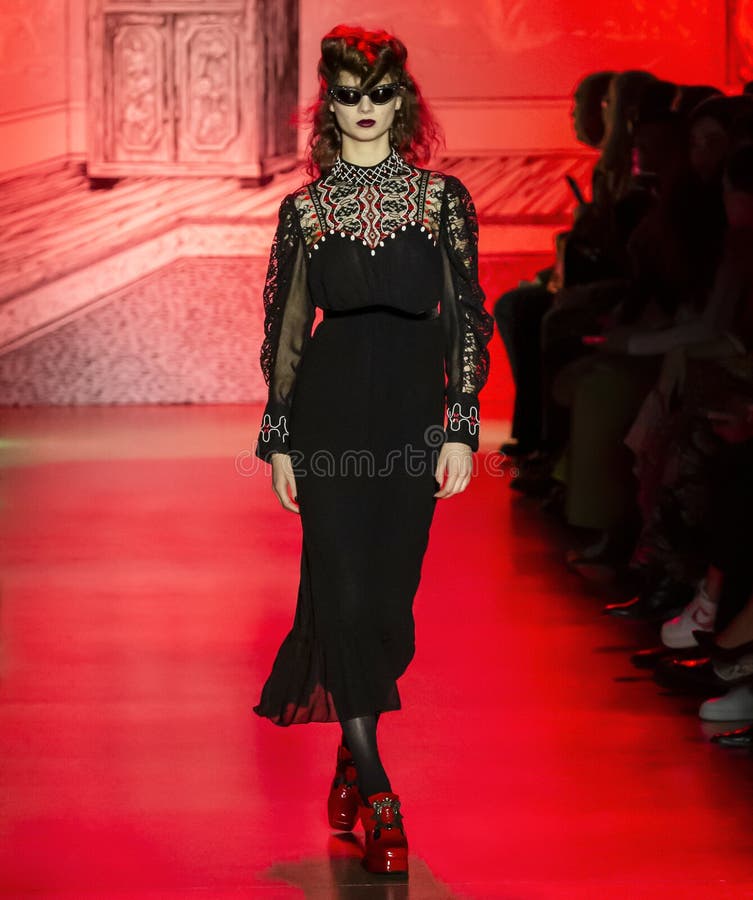 Anna Sui 2020 Fall-Winter-Rollbahn-Zeigung in New York City. New York, New York- Feb 10, 2020: Giselle Norman geht die Startbahn an Anna Sui Fall Winter-Modeschau 2020