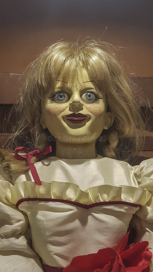 Annabelle replica podczas promocji na wystawie, Annabelle jest amerykańskim nadprzyrodzonym horrorem filmu 'The Conjuring'