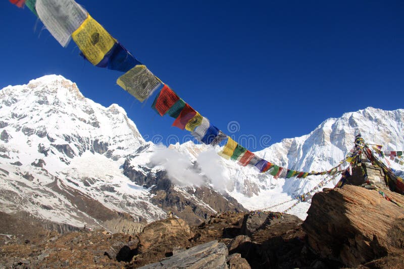 Annapurna 1 e sud un bello giorno dell'uccellino azzurro fotografia stock Annapurna 1 e sud un bello giorno dell'uccellino azzurro fotografia stock