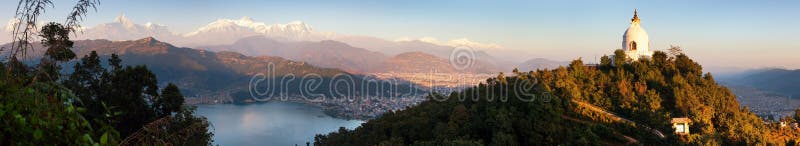 Annapurna pokhara озера phewa ступы мира во всем мире стоковая фотография rf