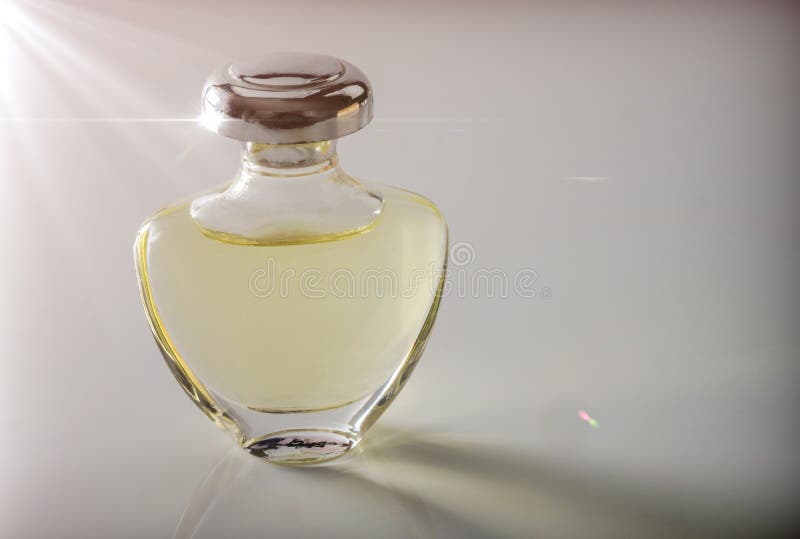 Annata della bottiglia di profumo illuminata lateralmente fotografia stock libera da diritti Annata della bottiglia di profumo illuminata lateralmente fotografia stock libera da diritti