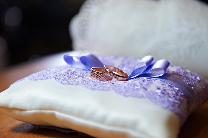 Anneau de mariage d'or sur un bel oreiller blanc photo stock Anneau de mariage d'or sur un bel oreiller blanc photo stock