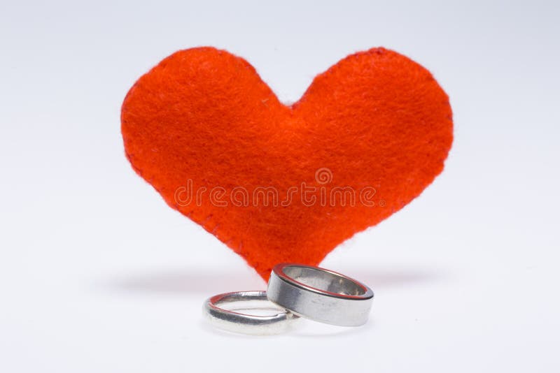 Anneaux de couples et un coeur photos libres de droits Anneaux de couples et un coeur photos libres de droits
