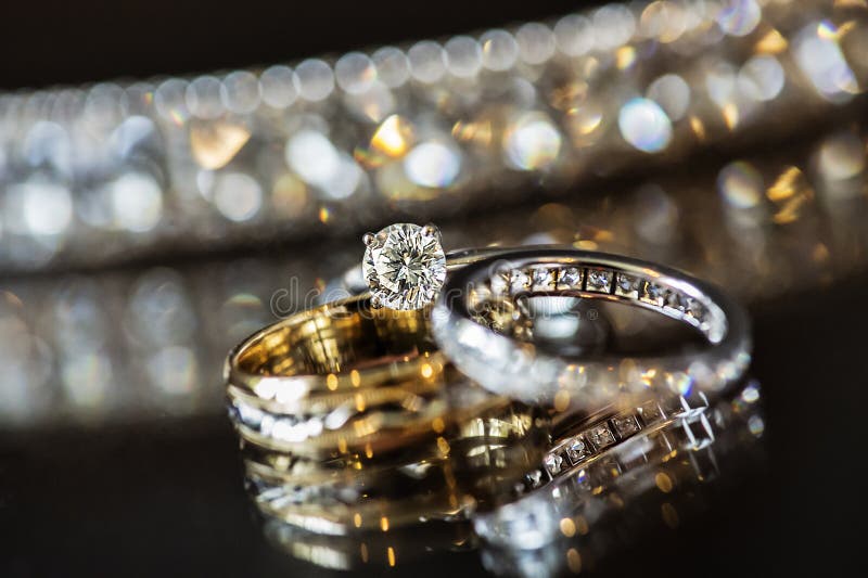 Anneaux de diamant et de mariage