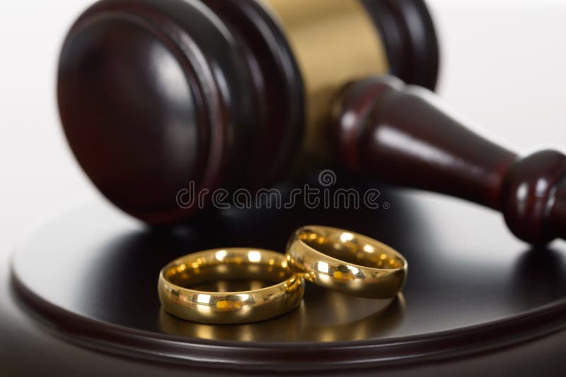 Anneaux de mariage et marteau en bois photographie stock