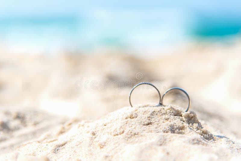 Anneaux de mariage pour l'amant de couples sur la plage sablonneuse Bagues de fiançailles dans des vacances de lune de miel dans