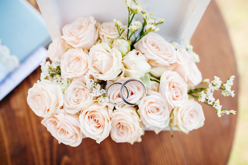 Anneaux de mariage sur le macro de bouquet photos stock Anneaux de mariage sur le macro de bouquet photos stock